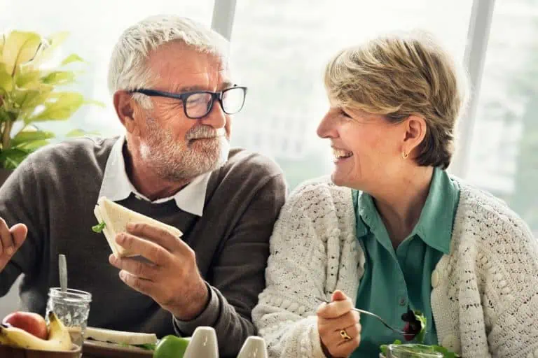 Altersversorgung: 2 ältere Menschen essen gemeinsam.