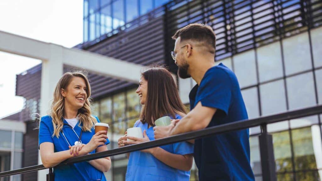 Pflegekräfte während der Pause vor einem Krankenhaus