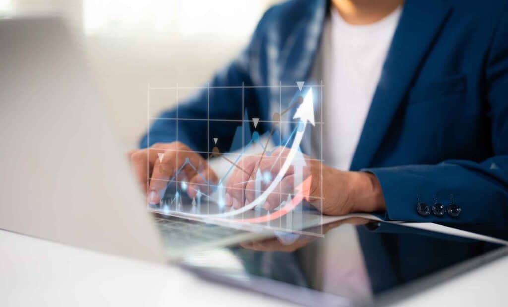 Mann überprüft Aktienkurse m Laptop: Investieren jenseits des Hypes: Systematisch Vermögen aufbauen mit Erkenntnissen aus 70 Jahren Kapitalmarktforschung