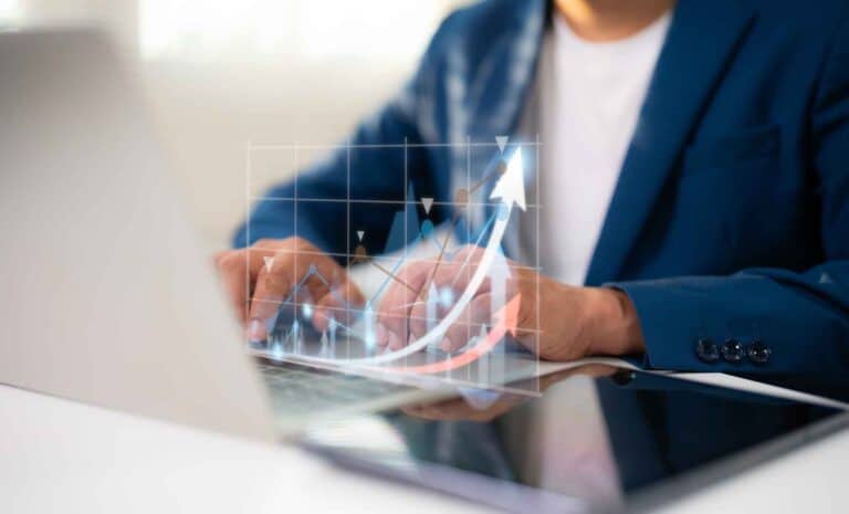 Mann überprüft Aktienkurse m Laptop: Investieren jenseits des Hypes: Systematisch Vermögen aufbauen mit Erkenntnissen aus 70 Jahren Kapitalmarktforschung