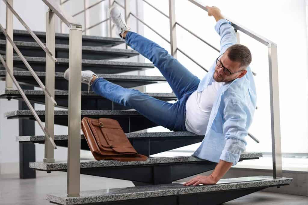 mann faellt von der treppe