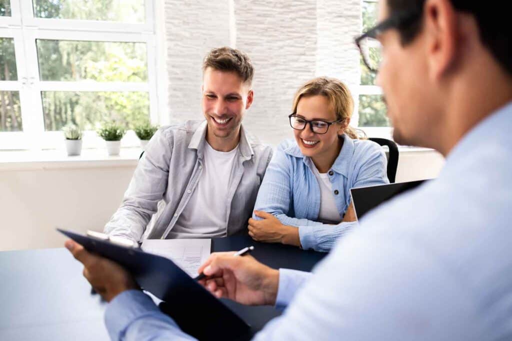 Symbolbild für Generationenberatung: Ein zufriedenes Paar in einem professionellen Beratungsgespräch. Die positive Stimmung visualisiert das Gefühl von Sicherheit und Klarheit bei der Zukunftsplanung