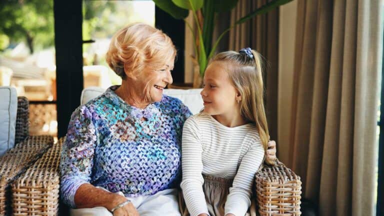 Oma und Enkelin auf dem Sofa