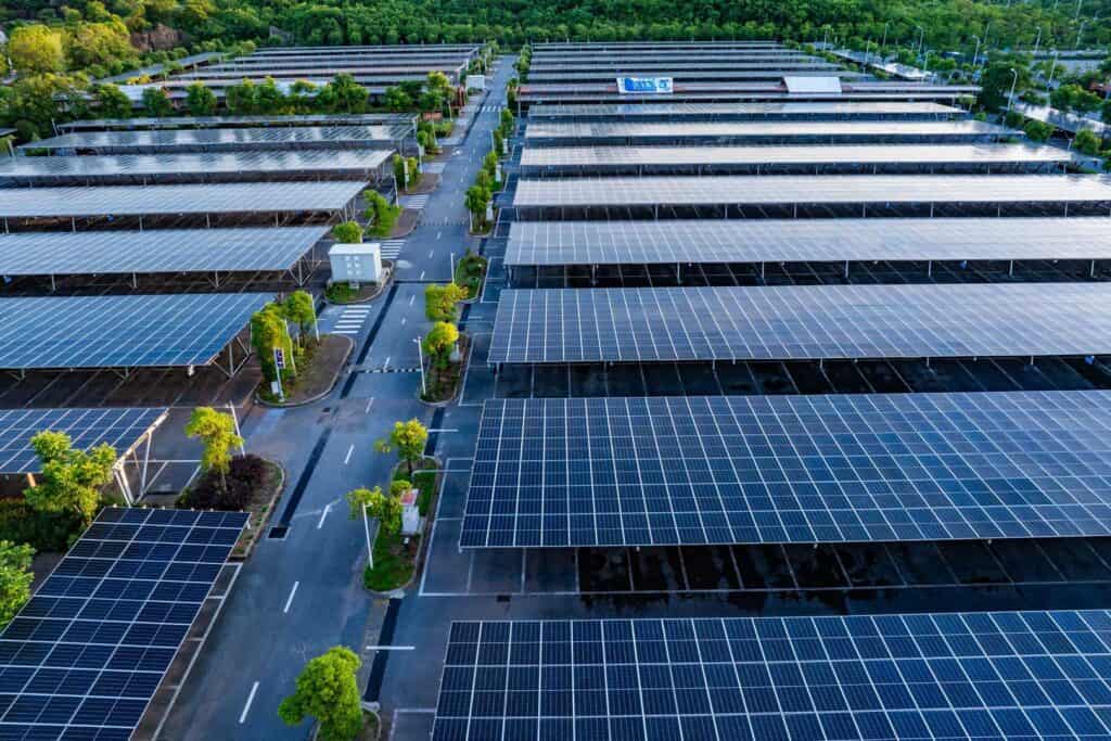 Photovoltaikanlage umgeben von Bäumen - Investitionen mit hohen steuerlichen Vorteilen