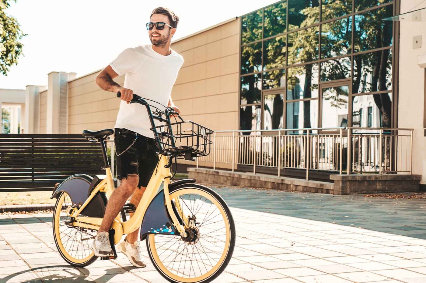 mann faehrt fahrrad in der stadt