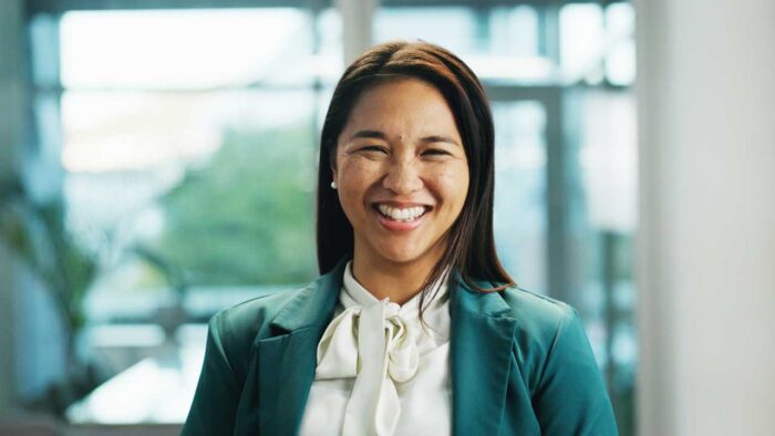 Mayflower "bärenstark" Konzept - Absicherung für Kinder. Eltern halten Hände von Baby.